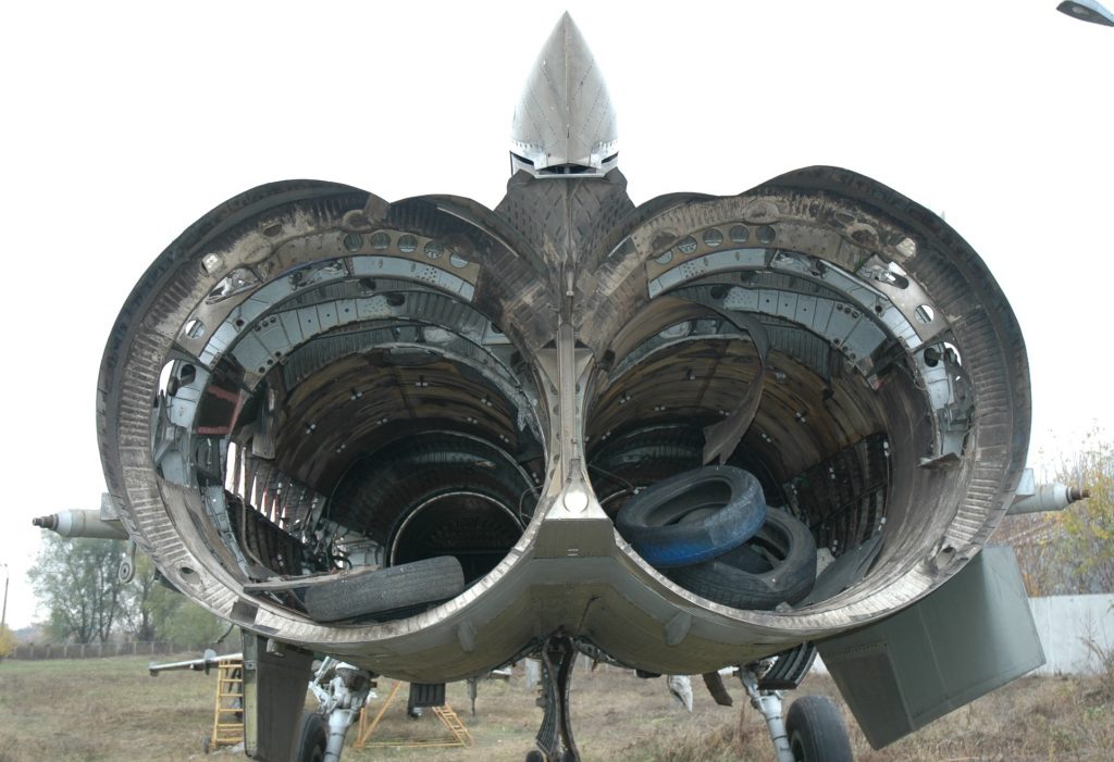 Motores del avión caza ruso Foxbat